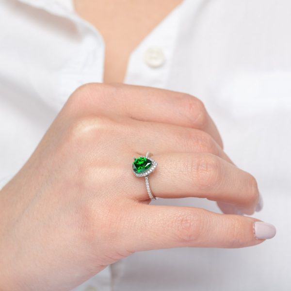 Silver ring rosette with a central pear stone of emerald colored zirconia