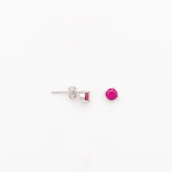 Καρφωτό στρογγυλό σκουλαρίκι με κόκκινο ζιργκόν σε χρώμα ρουμπινιού