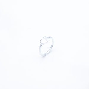 Aσημένιο δαχτυλίδι καρδιά σε ματ επιφάνεια
