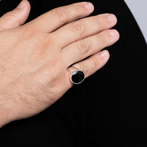 Aσημένιο οβάλ ανδρικό δαχτυλίδι με πέτρα μαύρου όνυχα