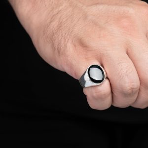Aσημένιο οβάλ ανδρικό δαχτυλίδι με πέτρα μαύρου όνυχα