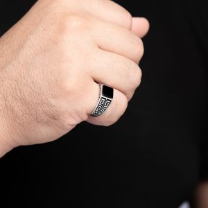 Aσημένιο τετράγωνο ανδρικό δαχτυλίδι με πέτρα μαύρου όνυχα και μαίανδρο